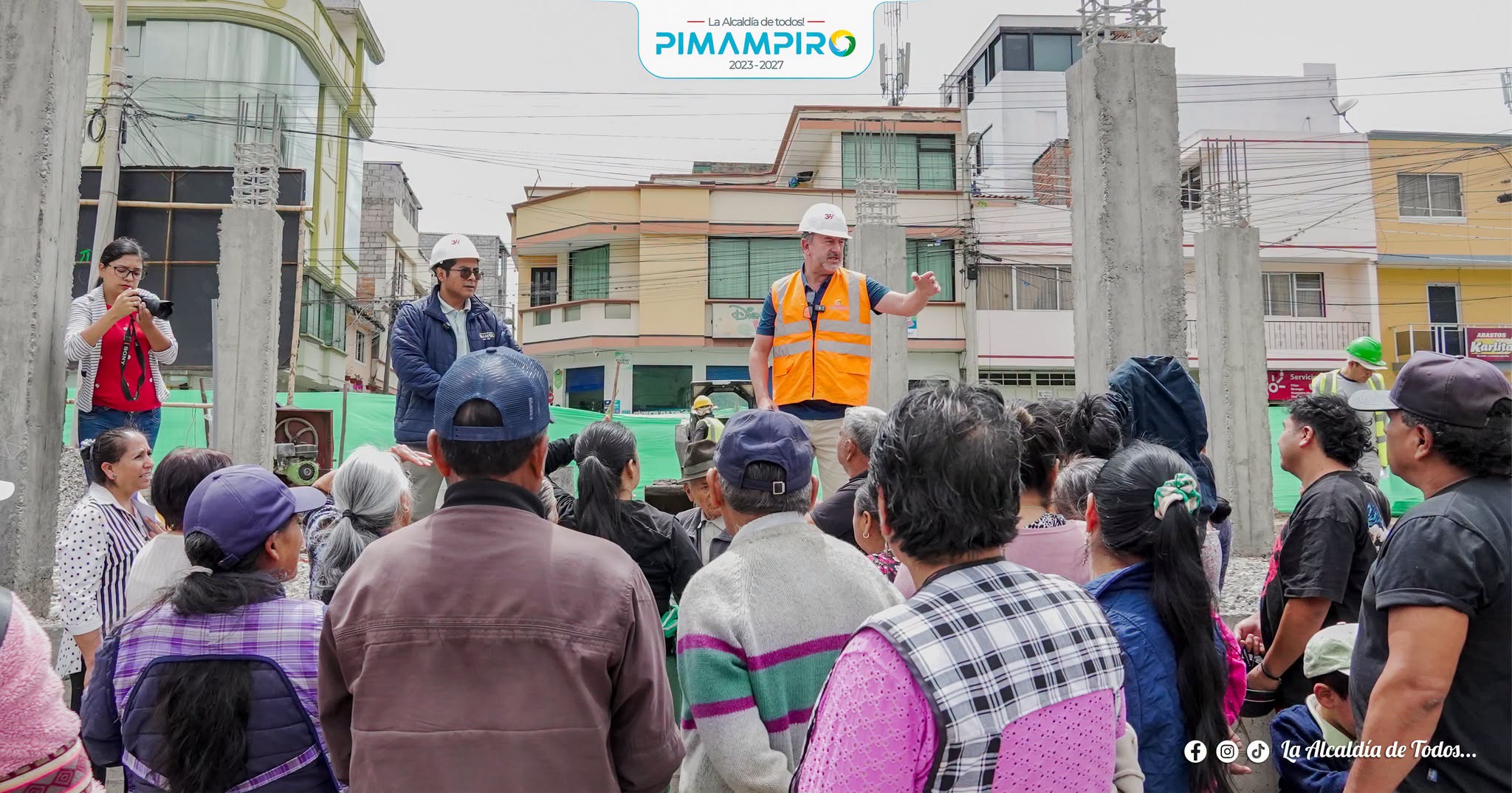 COMERCIANTES CONOCEN DE CERCA LOS AVANCES DEL NUEVO MERCADO MUNICIPAL JUNTO AL ALCALDE DE PIMAMPIRO